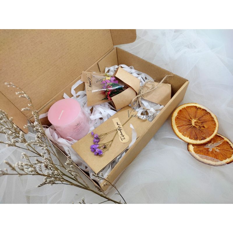 Set quà tặng nến thơm, hoa khô, thiệp handmade