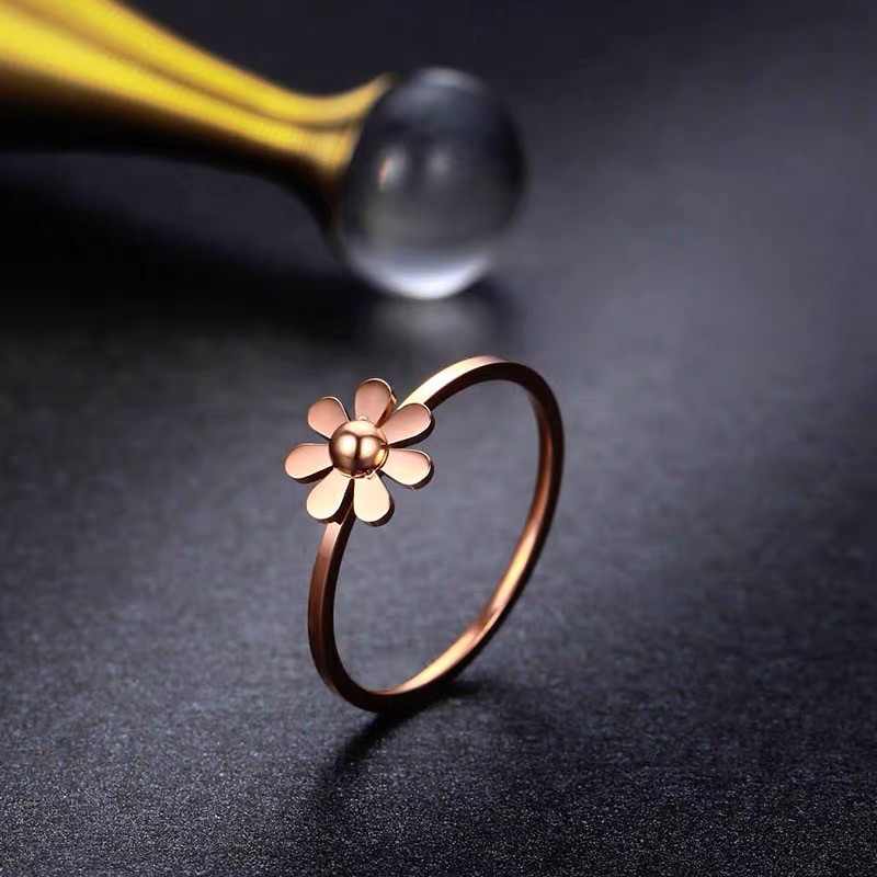 Nhẫn Thép Titan Mạ Vàng Hồng 18K Hình Hoa Cúc Xinh Xắn