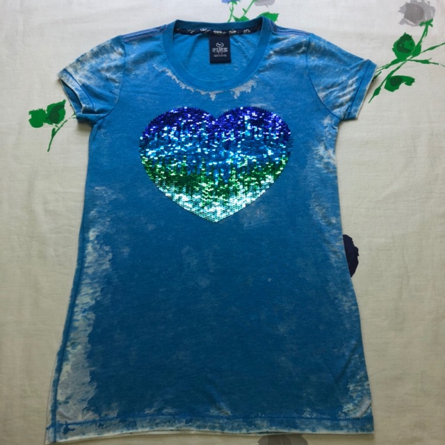 (THANH LÝ) Áo Thun Nữ PINK-VS Xanh Dương Wash Trắng Đính Cườm Trái Tim Cổ Tròn Tay Ngắn Cotton - Size S lỗi vết bấm tag