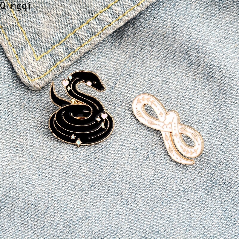 Ghim cài áo MISS ZOE hình rắn màu trắng/ đen phong cách gothic