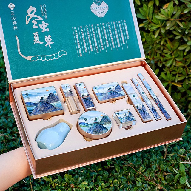 Bộ mỹ phẩm trang điểm tự nhiên thích hợp cho người mới học trang điểm