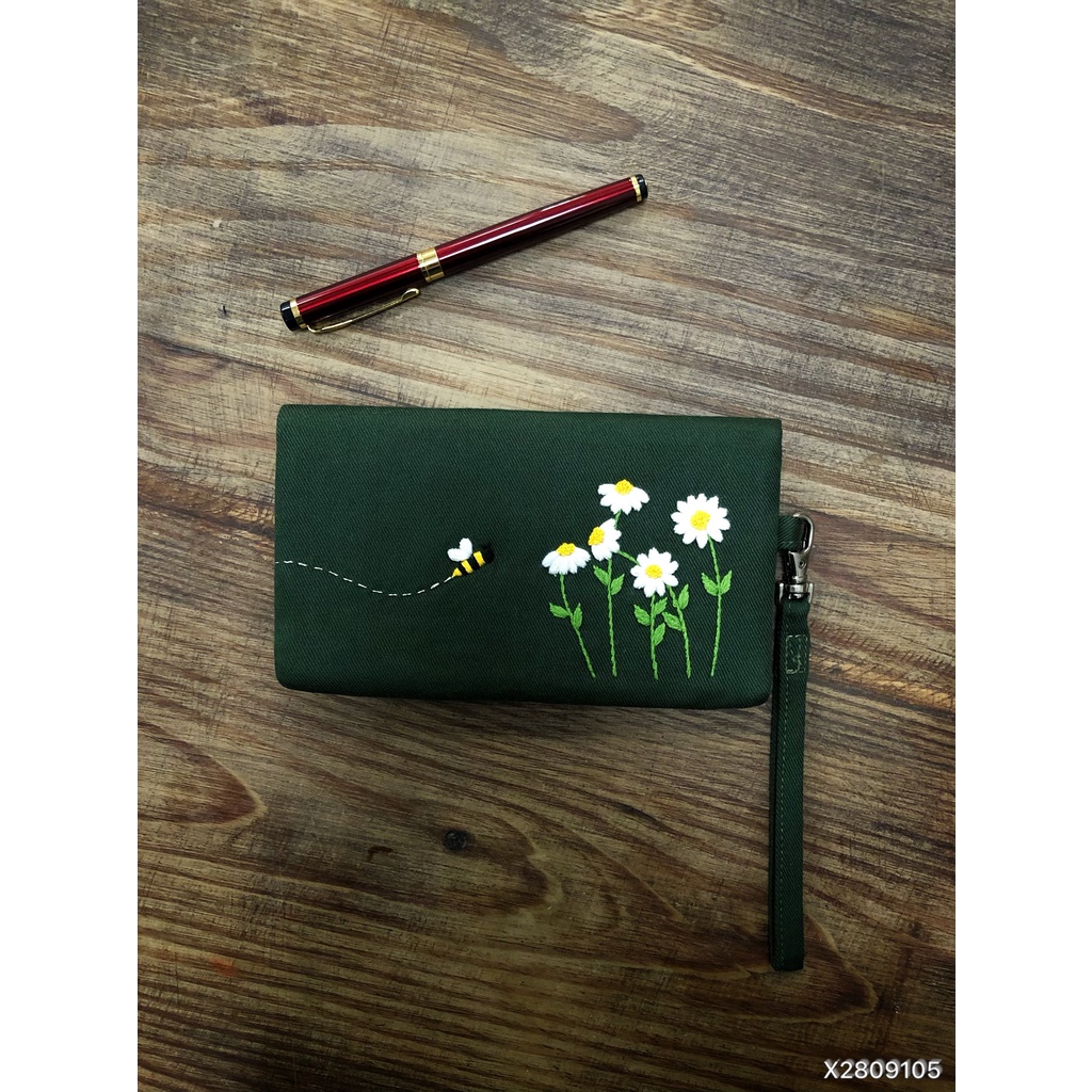 VÍ THÊU TAY, ví dài cầm tay thêu hoa cúc kích thước 11x18cm (GIÁ KHÔNG BAO GỒM DÂY MÓC KHOÁ)