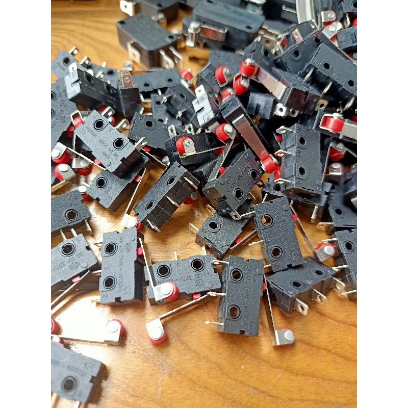 2 chiếc công tắc hành trình loại nhỏ 10T85