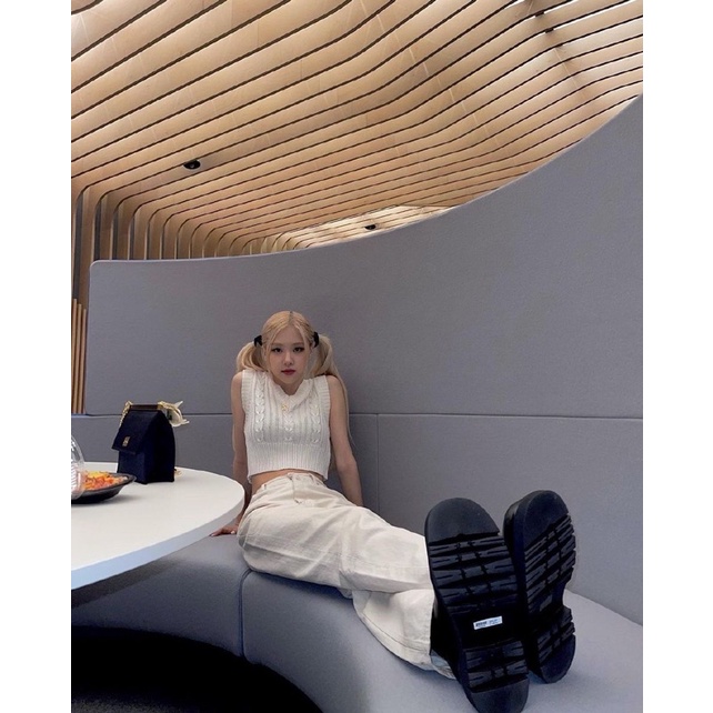 Áo gile len trắng và quần ống rộng Rosé BLACKPINK