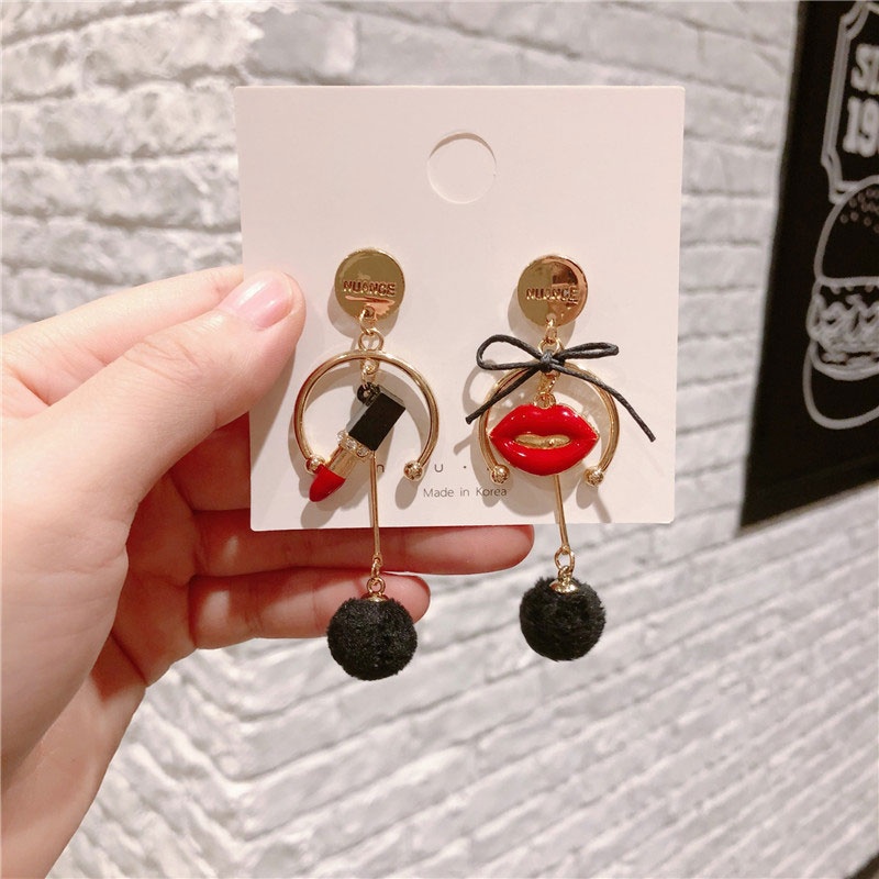 Khuyên Tai Hình Đôi Môi Gắn Quả Cầu Lông Xù Đáng Yêu Dành Cho Nữ