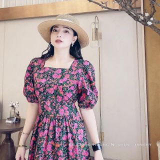 Váy maxi hoa tím cổ vuông