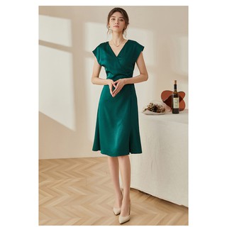 Đầm xòe nhẹ xanh đấp chéo cổ tim