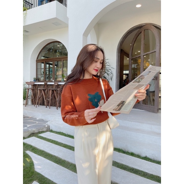 Áo len thêu hình bông hoa xanh | BigBuy360 - bigbuy360.vn