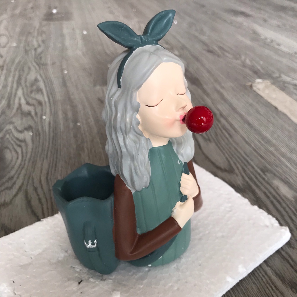 Cắm bút hình cô gái trang trí bàn học, bàn làm việc phong cách bắc âu