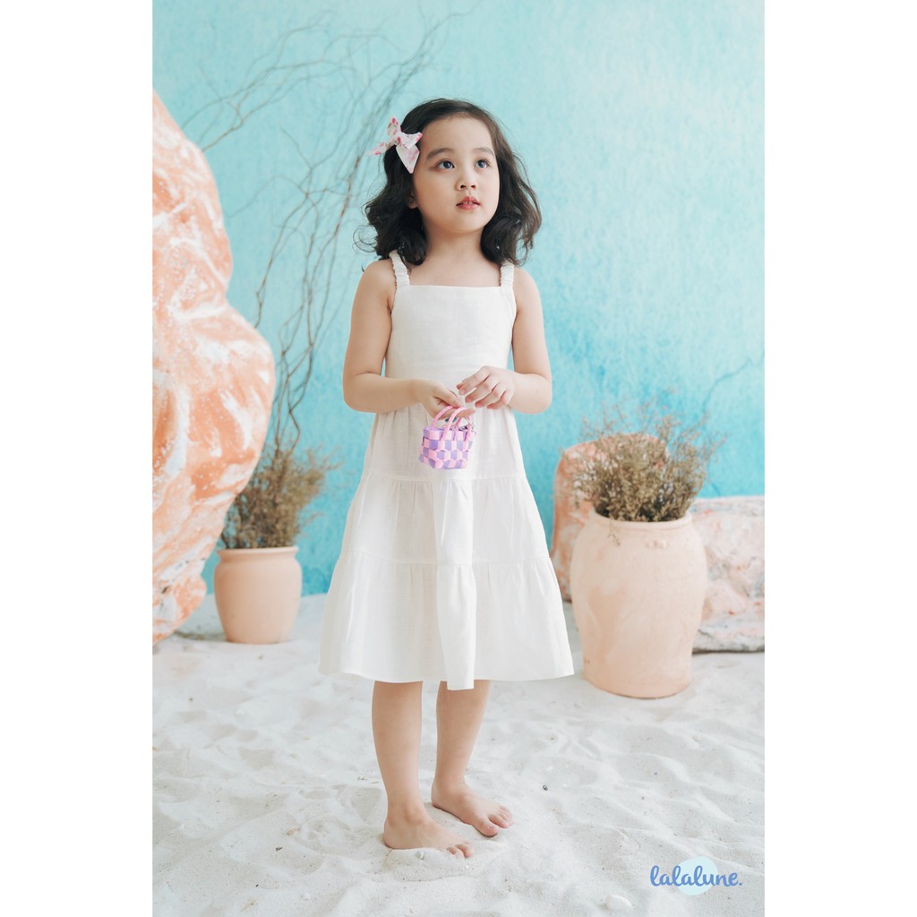 Đầm linen trắng lala dress chéo lưng lalalune cho mẹ và bé 3-7 tuổi.