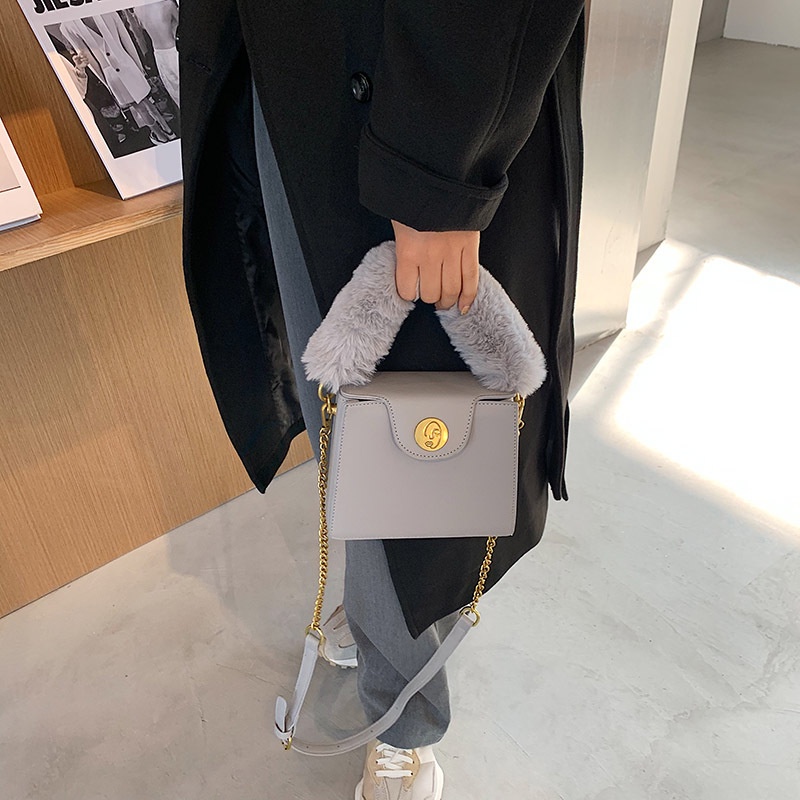Túi đeo chéo IELGY phủ lông phối dây xích thời trang thoải mái sành điệu cho nữ