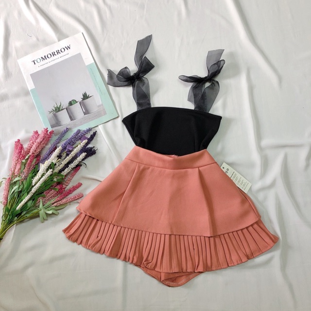 Sĩ set áo 2 dây ruy băng và chân váy xếp ly may kèm quần