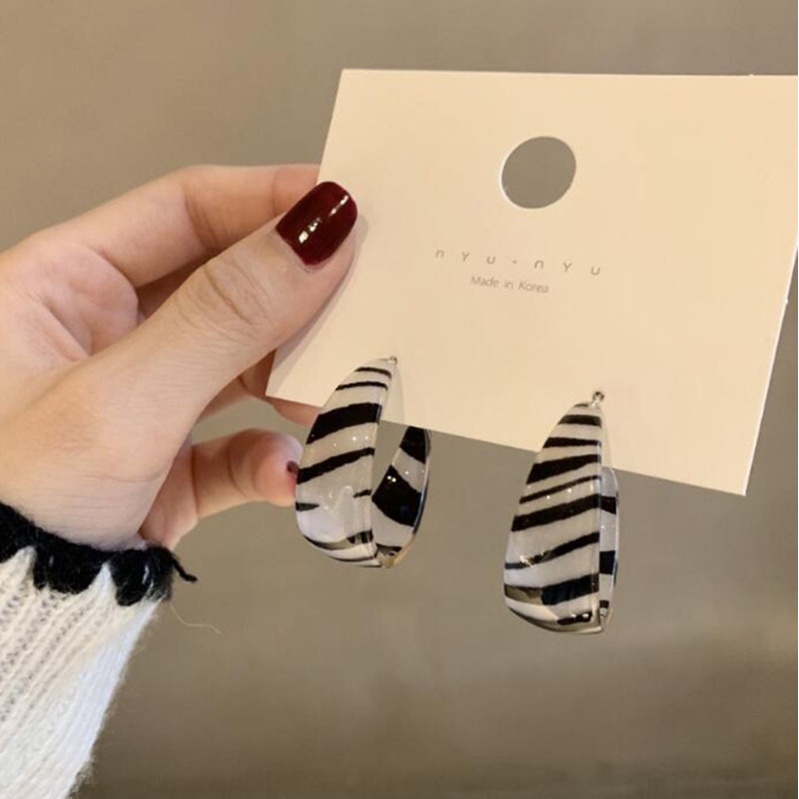 1 Đôi Bông Tai Hình Chữ C Họa Tiết Ngựa Vằn Thời Trang