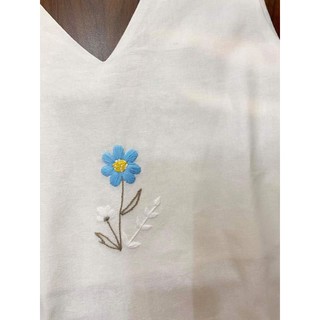 Đầm trắng linen thêu hoa