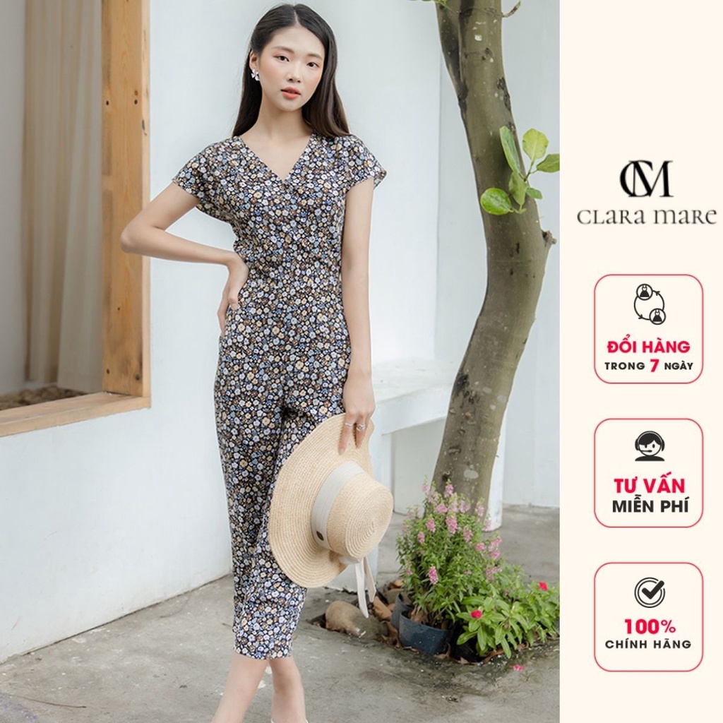 Jumpsuit nữ vai chờm, cổ V chéo, dáng quần baggy, có túi, cúc cài phía sau hoạ tiết hoa nhí JUM3006 CLARA MARE