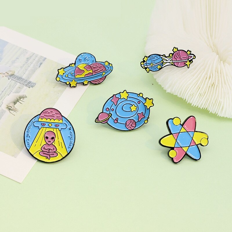 Pin cài áo người ngoài hành tinh alien ngồi WC đọc báo kênh 14 - GC466