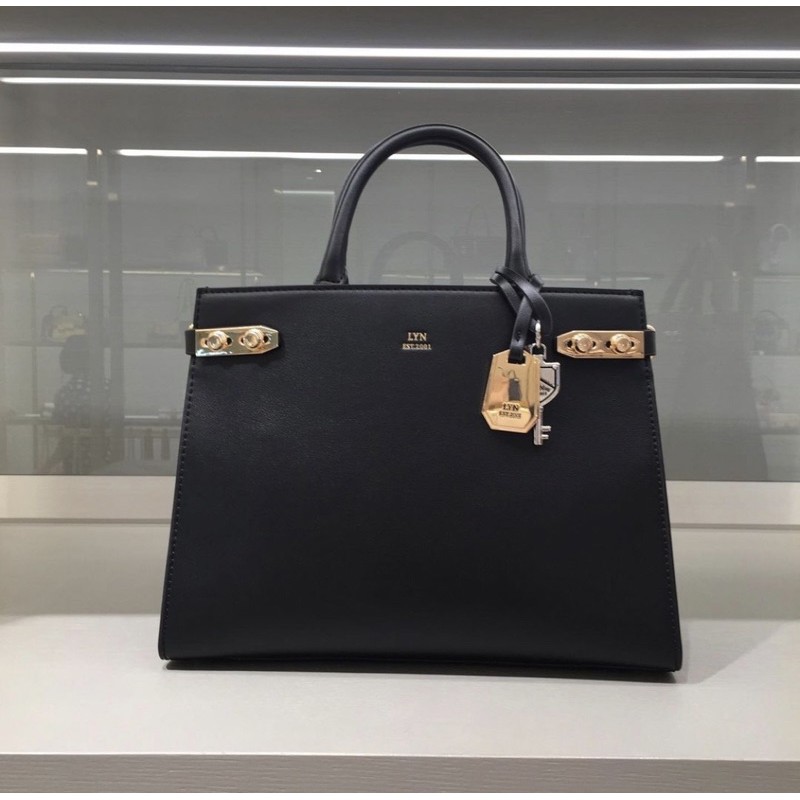 𝐓𝐮́𝐢 𝐭𝐚𝐲 𝐜𝐚̂̀𝐦 𝐋𝐲𝐧 𝐅𝐈𝐍𝐄𝐍𝐄𝐒𝐒