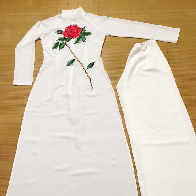 Bộ áo dài trắng hoạ tiết hoa hồng thêu