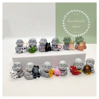 Tượng chú tiểu ôm 12 con giáp siêu cute