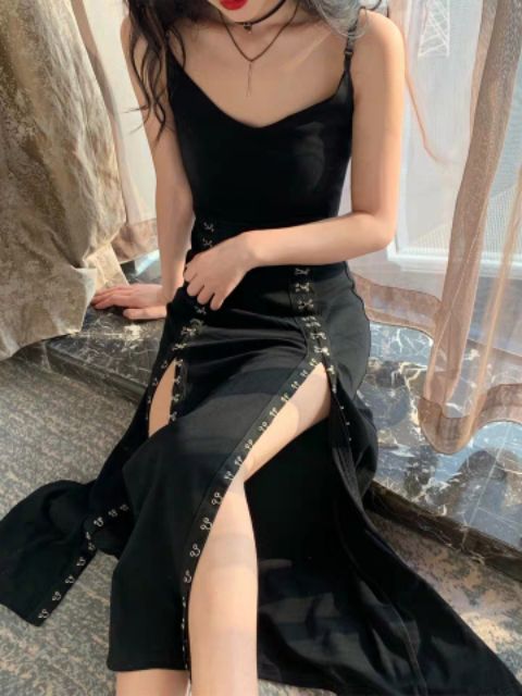 Set đầm đen ulzzang dài 2 dây xẻ tà móc thánh giá kim loại + áo croptop chùm đầu cá tính độc chất lạ