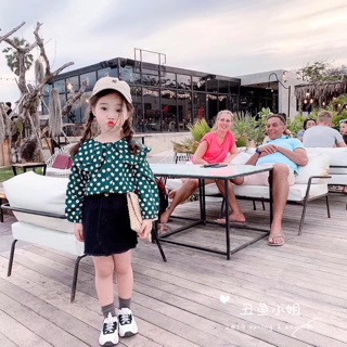 áo chấm bi kèm váy jean cho bé