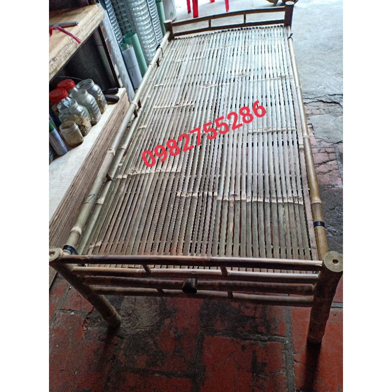 Giường tre bà đẻ, chõng tre.