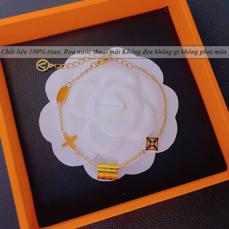 Vòng tay titan nữ không gỉ mạ vàng 18k họa tiết cỏ 4 lá thiết kế thời trang thanh lịch mẫu mới 2023
