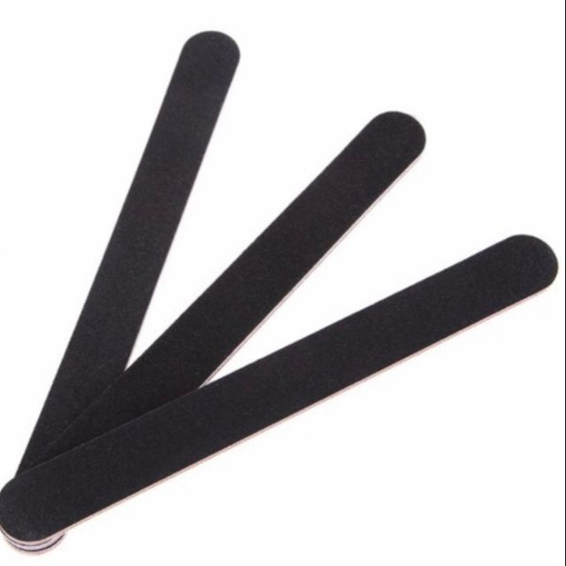 1 cây dũa móng màu đen