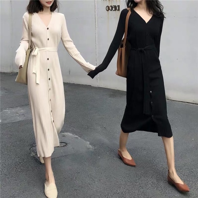 Váy len dáng dài cổ V kết nút màu đen kem tay dài xẻ tà mang đi làm, đi chơi mùa đông