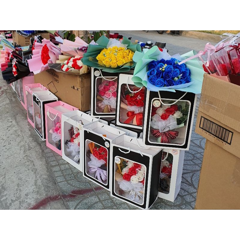 Bó hoa sáp 10 bông kèm túi xách, đèn led - Quà tặng