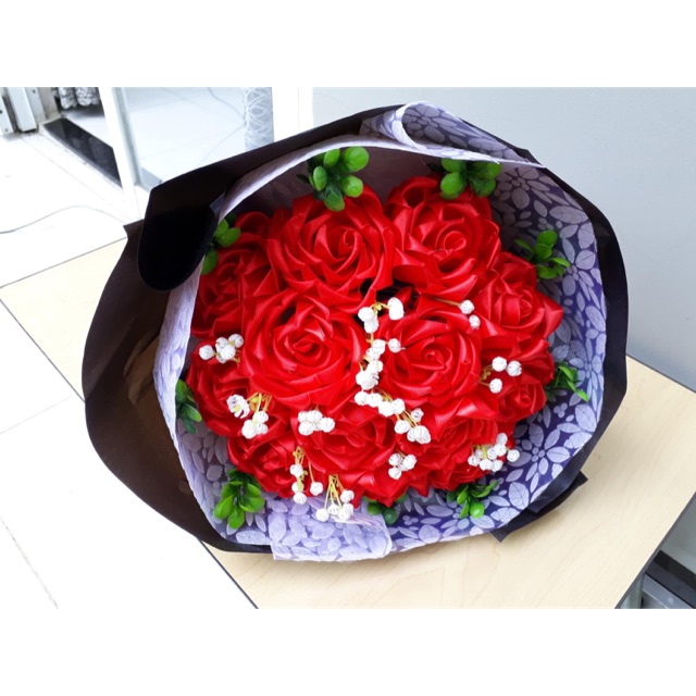 Bó hoa hồng ruy băng đỏ tròn