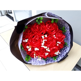 Bó hoa hồng ruy băng đỏ tròn