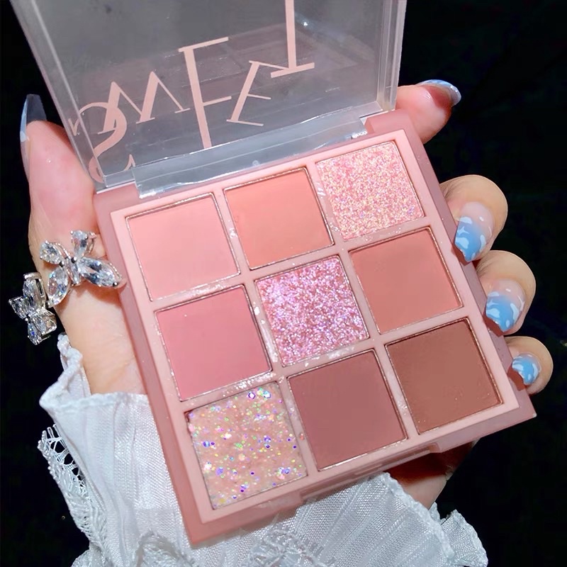 Bảng mắt đủ tông màu từ hồng nude nâu, nâu lạnh pha ánh rêu, nâu cà phê, tới color sắc màu  9 ô màu siêu nhỏ gọn