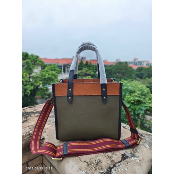 Túi COACH FIELD TOTE IN COLORBLOCK WITH COACH BADGE