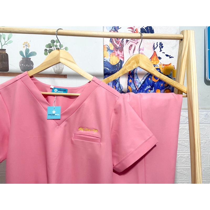 Bộ Scrubs Hồng nhạt - Đồng phục nhân viên y tế Nam & Nữ - Thiết kể cổ chữ V, trẻ trung hiện đại, chất lượng cực tốt