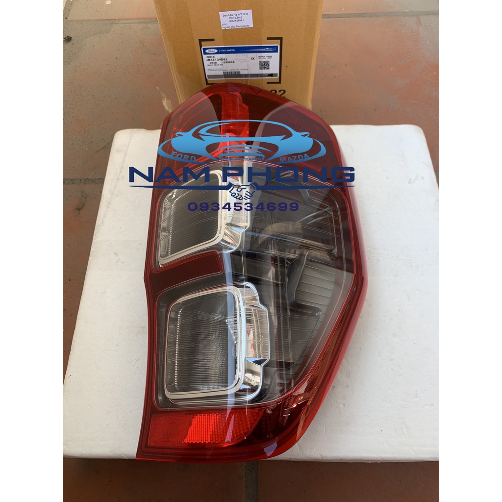 Đèn hậu Ford Ranger WildTrak Bên phải trái Lòng Đen Xám - EB3Z13404L / EB3Z13405H