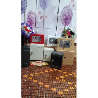 két sắt mini tiết kiệm tiền