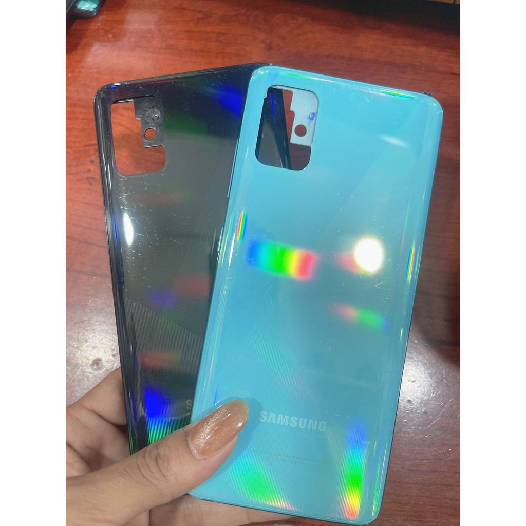 NẮP LƯNG CÓ CAMERRA VÀ KHONNG CAM