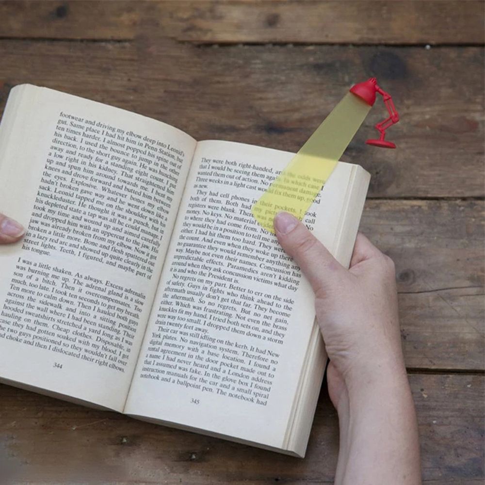 Kẹp đánh dấu trang sách mô phỏng đèn đang chiếu ánh sáng 3D độc đáo sáng tạo