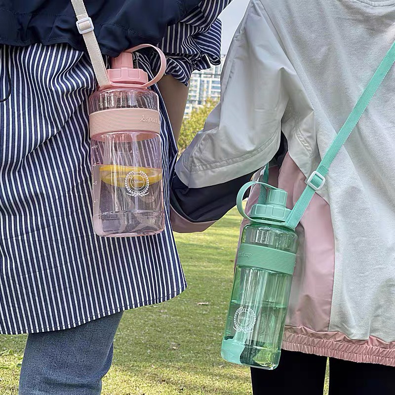 Bình nước nhựa,bình uống nước bằng  nhựa 1000 ml kèm ống hút quai đeo