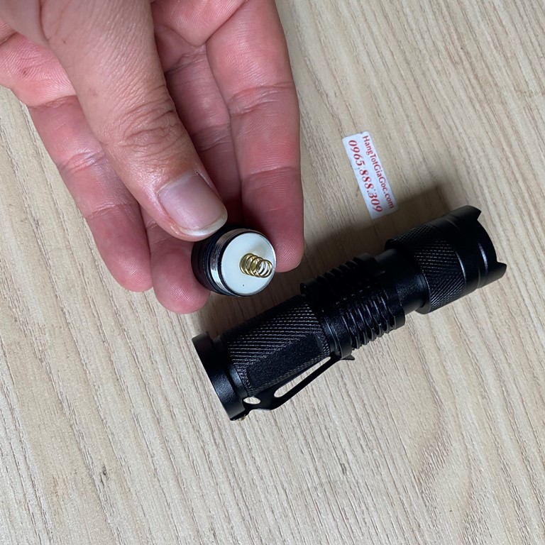 Đèn pin UV Mini bỏ túi Ultrafire SK68, nhỏ gọn hiện đại, zoom xa gần (mã DP120)