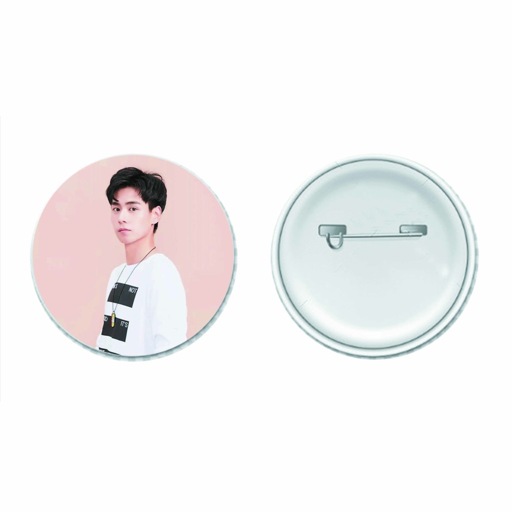 ( 1c ) Huy hiệu cài áo in hình idol BÁC QUÂN NHẤT TIÊU ĐÀM TÙNG VẬN DỤ NGÔN DƯƠNG MỊCH xinh xắn