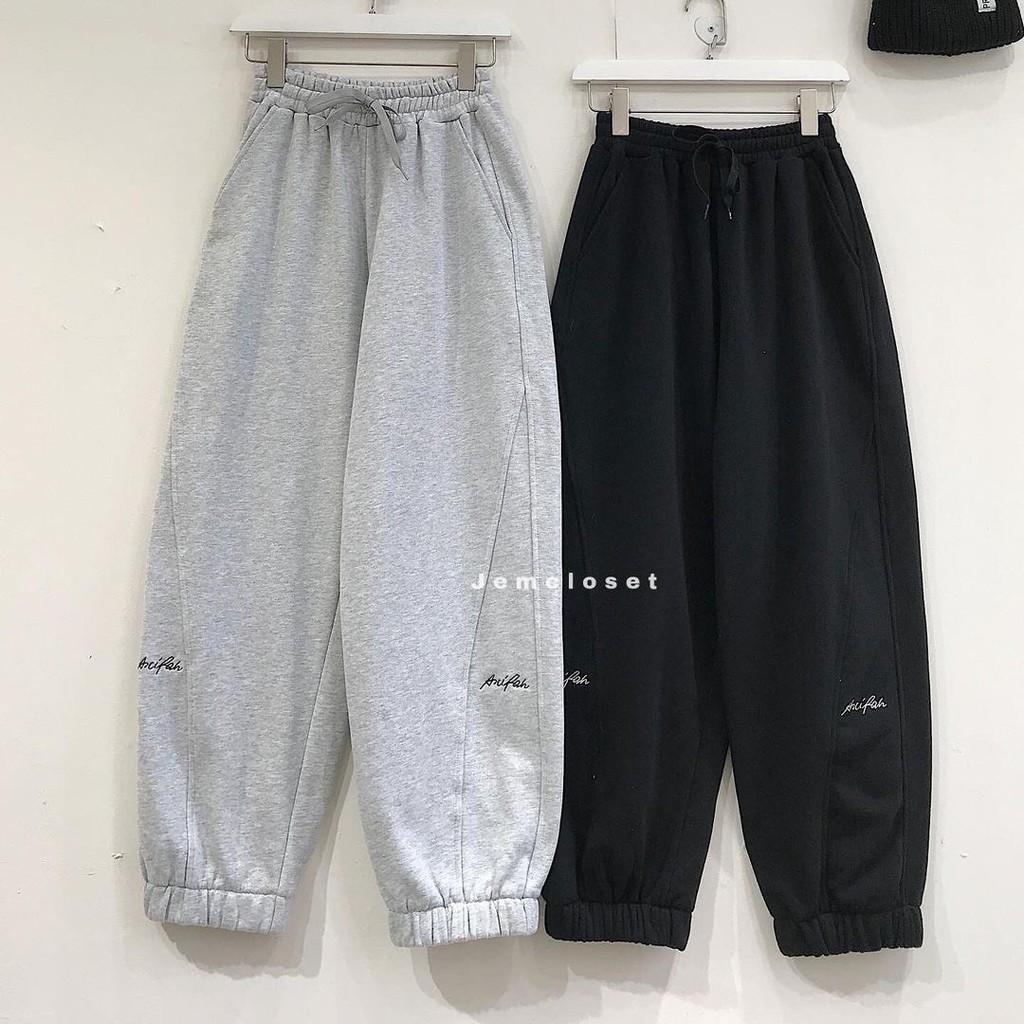 Quần jogger thêu chân Nhật Minh chất nỉ ép ngoại không xù, có size M và L, from ống rộng, chữ thêu, hot hit