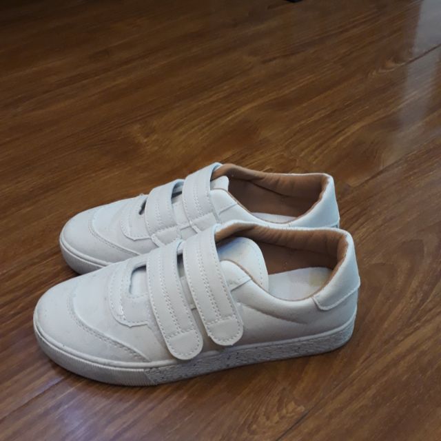 Giày sneaker quai dán