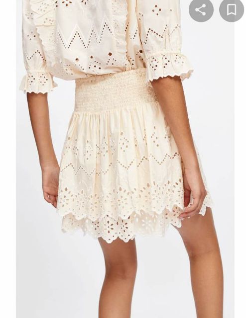 Chân váy trắng xòe