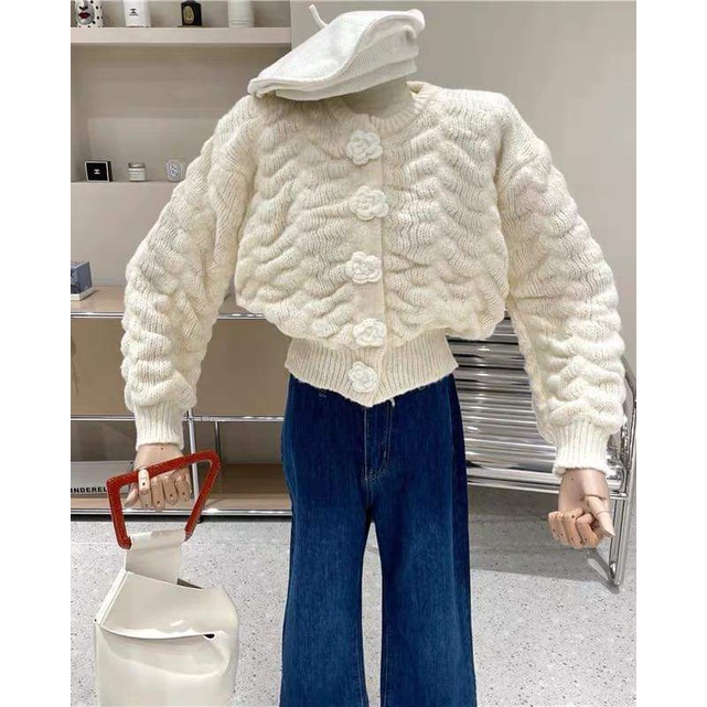 Áo khoác chất len bông cút cánh hoa.