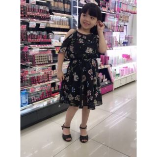 Đầm hoa cổ yếm, đầm hoa bé gái