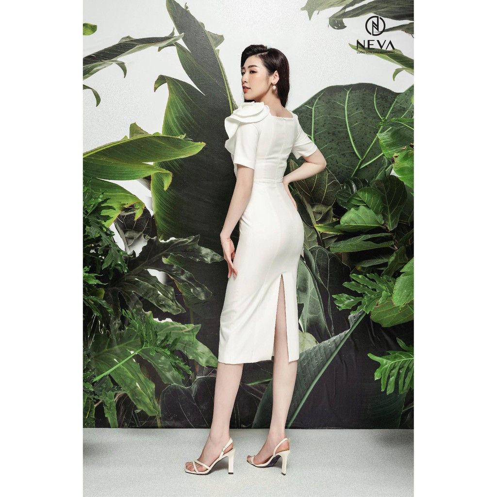 Đầm body NEVA đính hoa trà nổi cầu kỳ ở vai 3 màu trắng,hồng,đen W430269 | BigBuy360 - bigbuy360.vn
