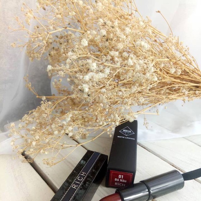 Son Rich Matte Lipstick dòng son lì,chất son mềm mịn,độ bám màu dai,giữ màu từ 4-7h son đc làm tự nhiên nên rất an toàn