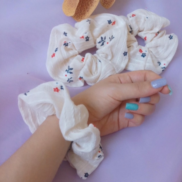 Cột tóc vải thêu hoa phong cách vintage cực nữ tính - Scrunchies xinh giá siêu rẻ